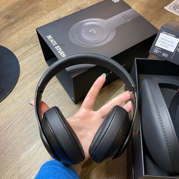 Beats Studio3 Wireless Headphones - Picture 2 of 9